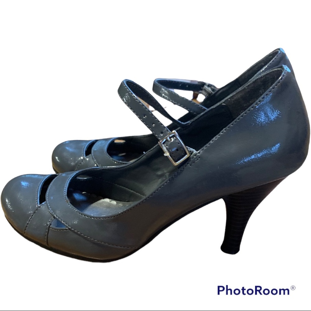 Gray heel, rounded toe, 1.5” heel. Like new condition.